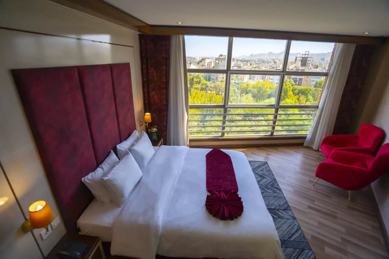 Alibaba https://cdn.alibaba.ir/ostorage/hotel-accommodation-images/699326b16b43e2b9afa3c1b4_سوئیت یک خوابه رویال (1).webp